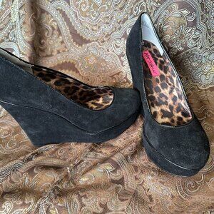 Betsey Johnson Mixxy Black Suede 7 B Medium Wedge Platform Pump